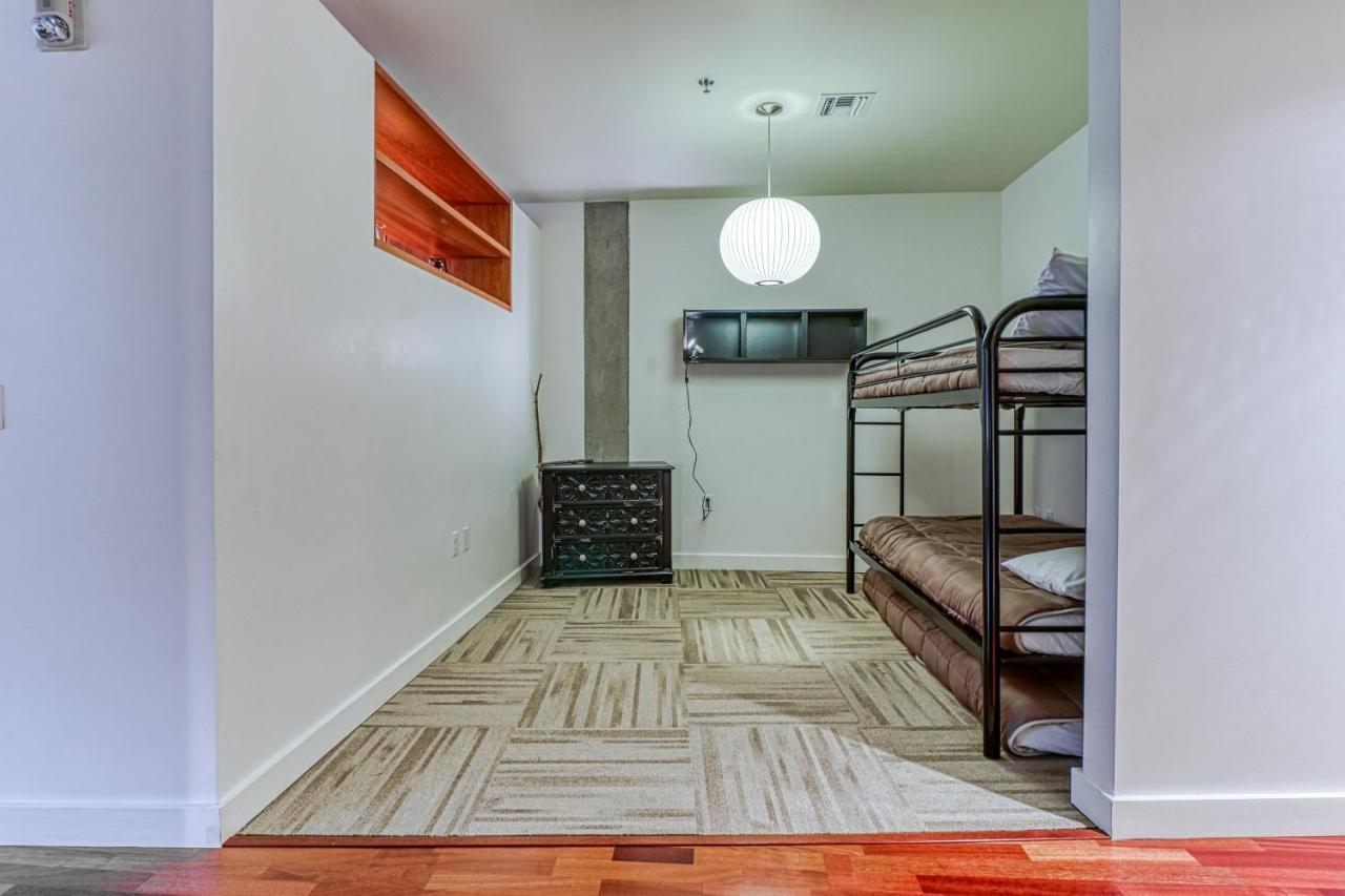 Готель Oak Street Lofts Гуд-Рівер Екстер'єр фото