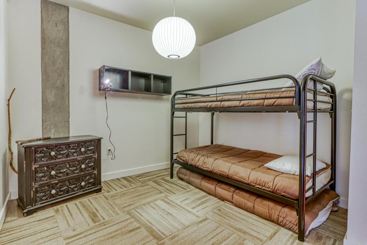 Готель Oak Street Lofts Гуд-Рівер Екстер'єр фото