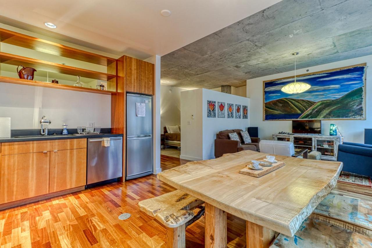 Готель Oak Street Lofts Гуд-Рівер Екстер'єр фото
