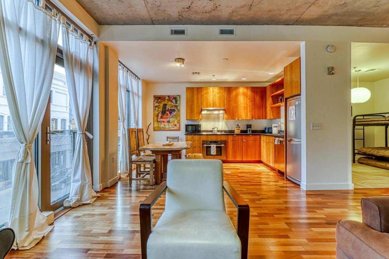 Готель Oak Street Lofts Гуд-Рівер Екстер'єр фото